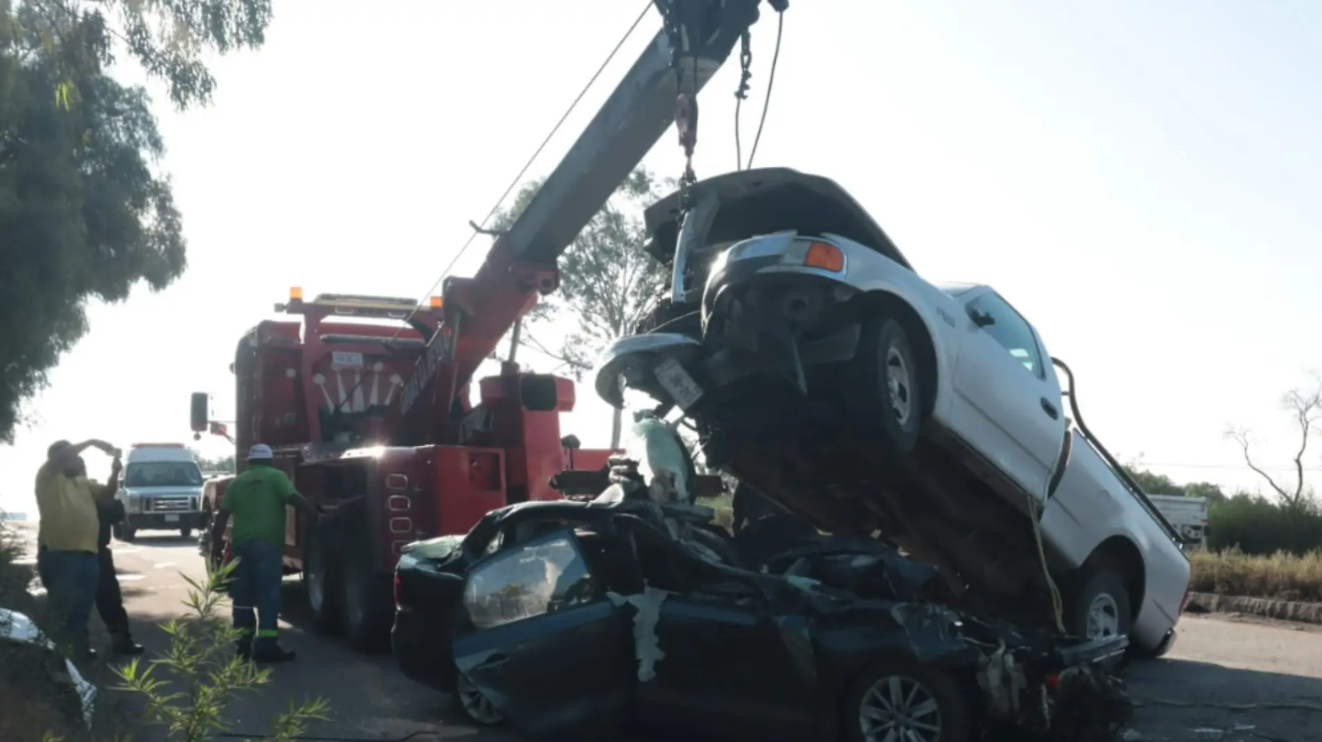 Conductor muere prensado dentro de automóvil en la carretera Lechería - Texcoco  portada 3